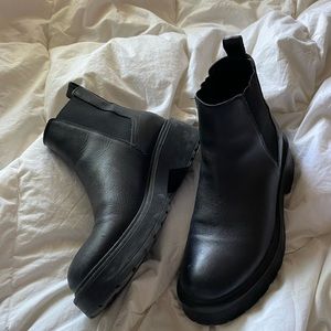 SOLD 🚫 Steve Madden black Chelsea boots